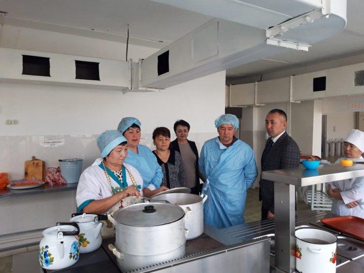 Қамқоршылық кеңесінің  мүшелері асханадағы оқушыларға дайындалатын ыстық тамақтың сапасын , санитарлық жағдайын тексеріп шықты